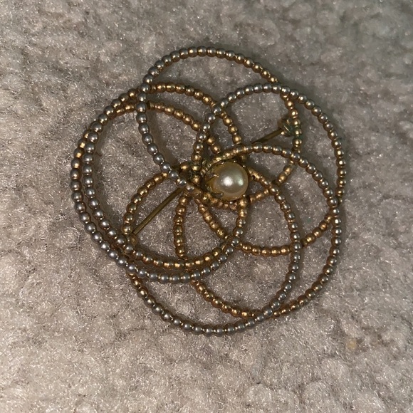 Pearl beaded brooch. Round circles entwined pattern. - Picture 3 of 4